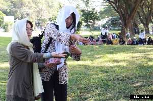 [Foto] 15 Tahun Tsunami Aceh, Warga Jepang Ikut Berdoa di Kuburan Massal Siron